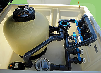 Come è fatto il vano tecnico filtrante preassemblato per piscina interrata in kit in pannelli d'acciaio 7x3 m - h.135 cm: foto dell'interno del locale tecnico