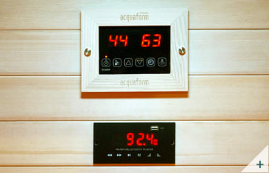 Sauna infrarossi Eva 90 - Foto degli interni: pannello di controllo e Radio FM 